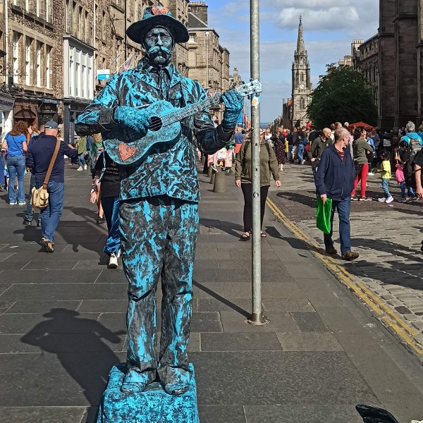 Musical Living Statue Ol Blue Eyes